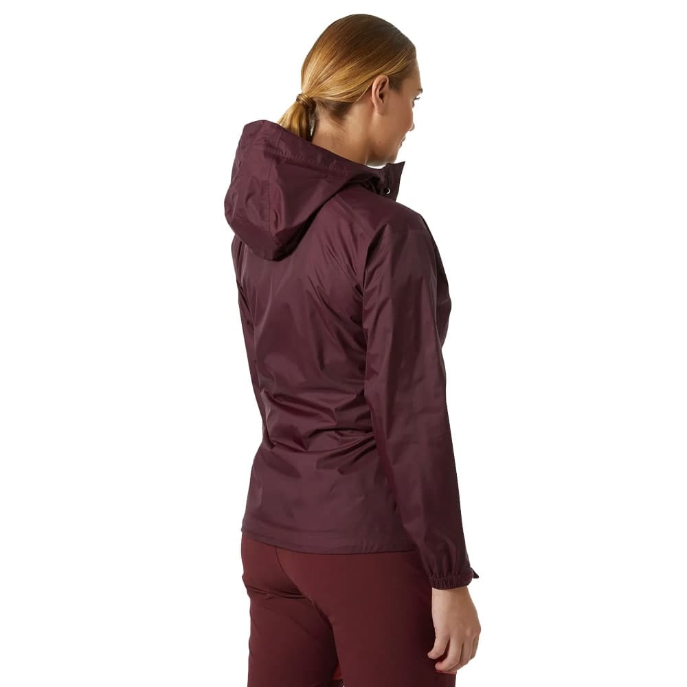Bagside af en flot og praktisk Helly Hansen Loke Jacket skaljakke (dame) på en model