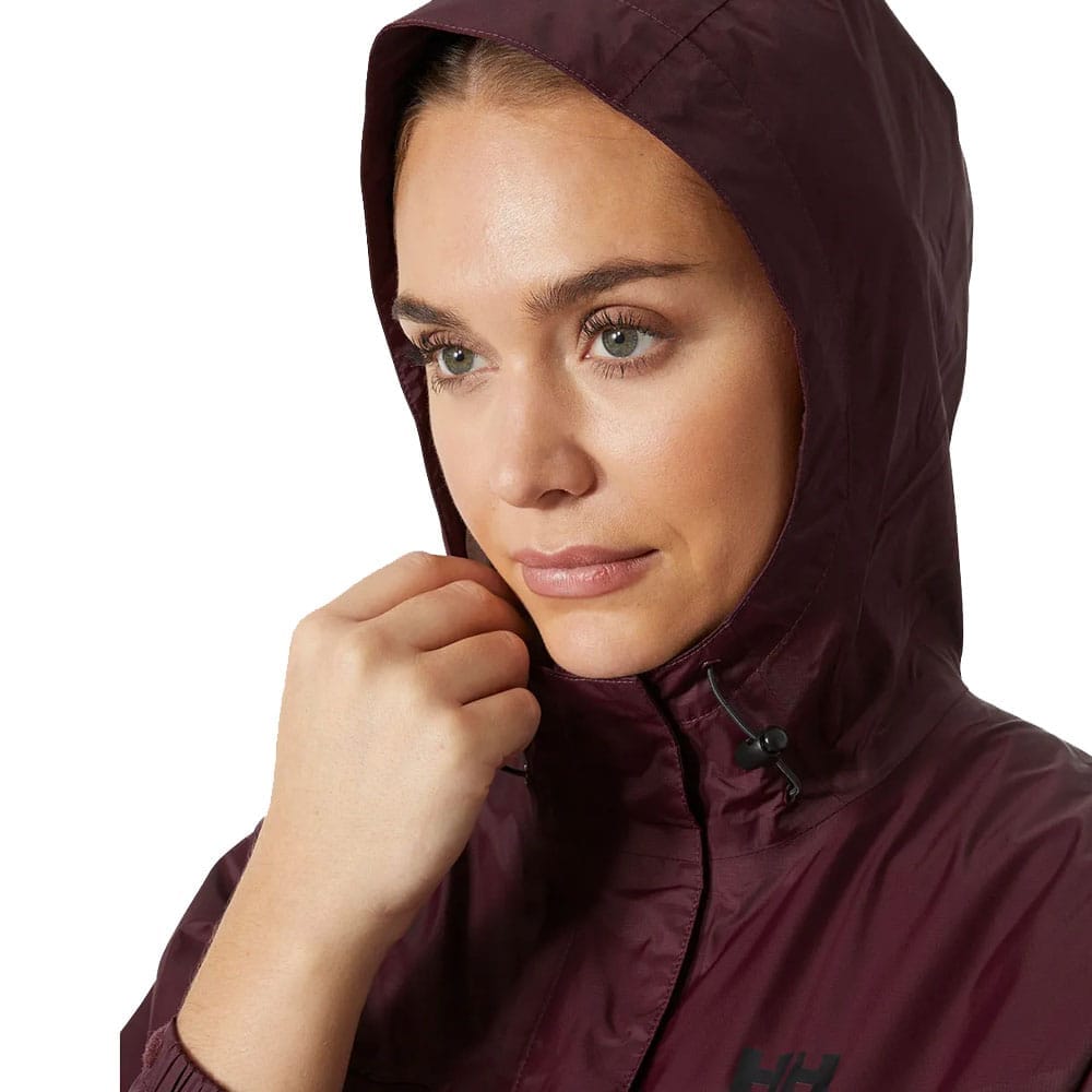 En model har en flot og praktisk Helly Hansen Loke Jacket skaljakke (dame) på med hætten oppe