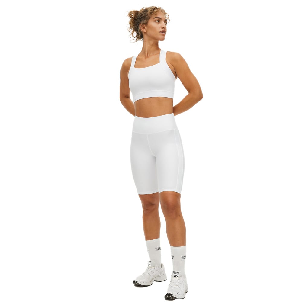 Kay Bike Tights på model forfra i farven white