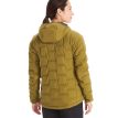 Kvinde iført WarmCube Active Novus fra Marmot.