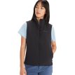Kvinde iført vesten Novus LT Hybrid Vest fra Marmot i farven sort.