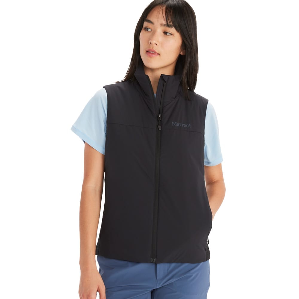 Kvinde iført vesten Novus LT Hybrid Vest fra Marmot i farven sort.