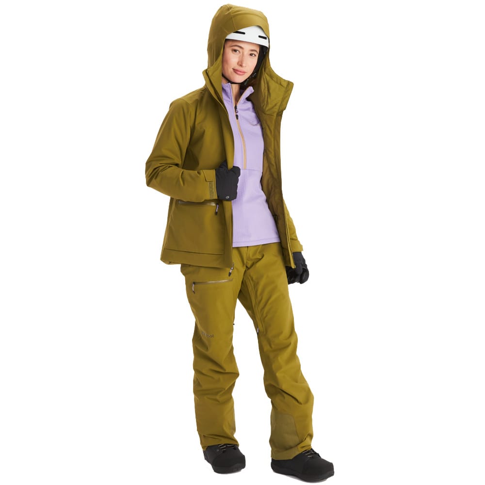 Kvinde iført Wm’s Refuge Jacket fra Marmot med rummelig hætte med plads til hjelm.