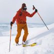 Kvinde, der bruger Refuge Pro på skipisten.