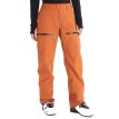 Kvinde iført vindtætte skibukser fra Marmot Orion GORE-TEX.