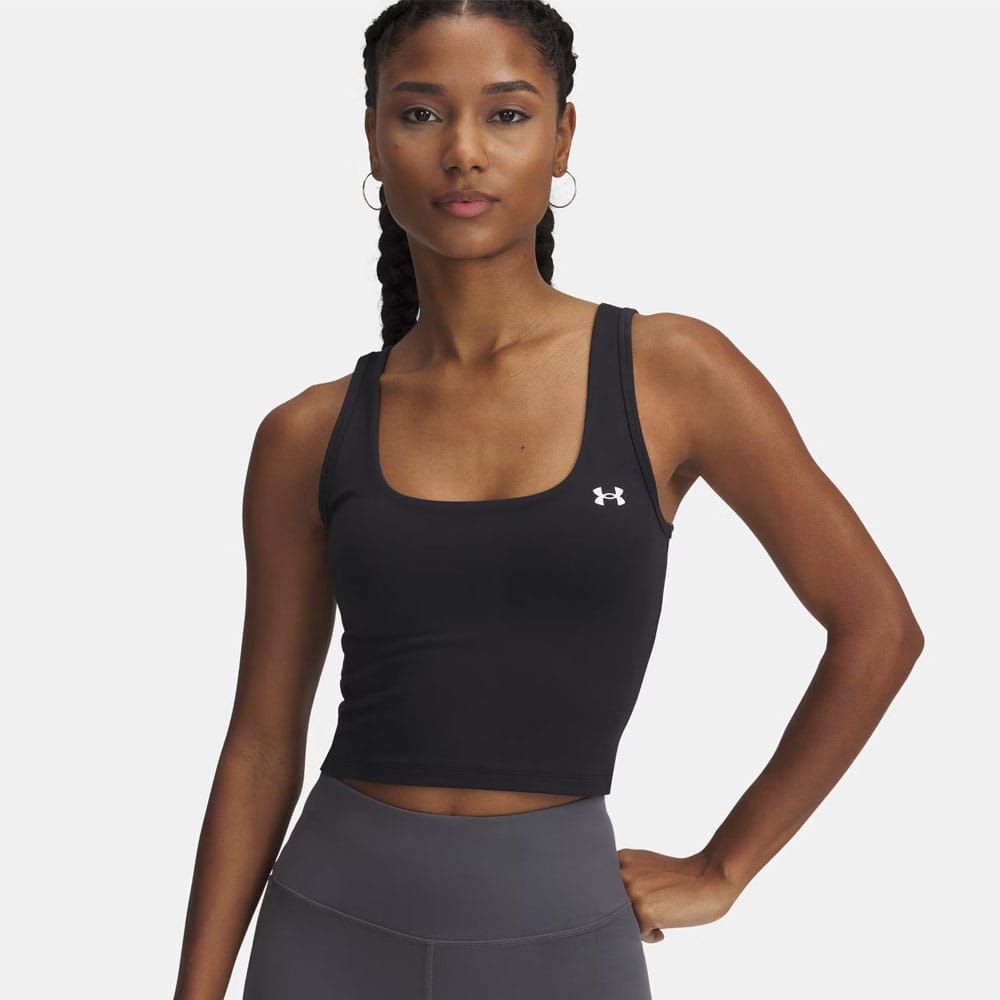 en model iført Under Armour Motion Tank EMEA træningslinned (dame)