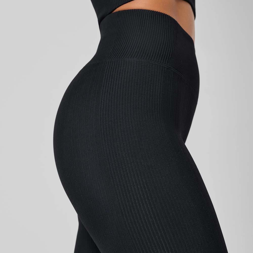 Casall Multi Rib Seamless High Waist Tights træningstights (dame) på en model - i sort