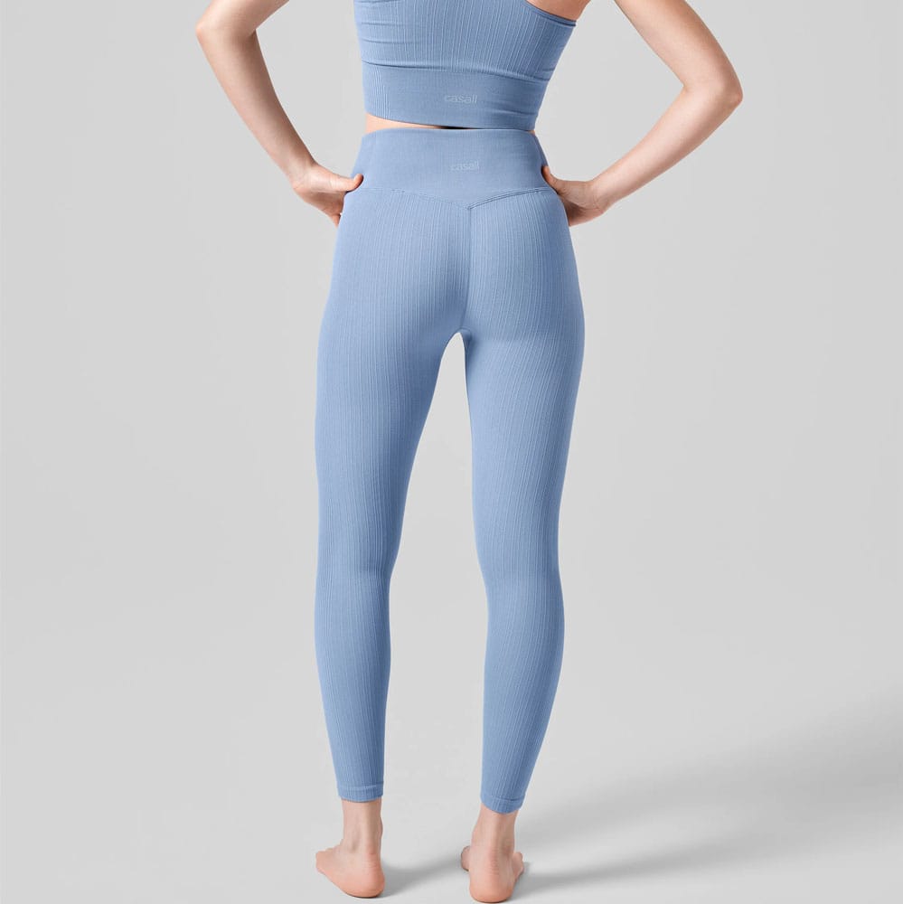 en model viser bagsiden af Casall Multi Rib Seamless High Waist Tights træningstights (dame)