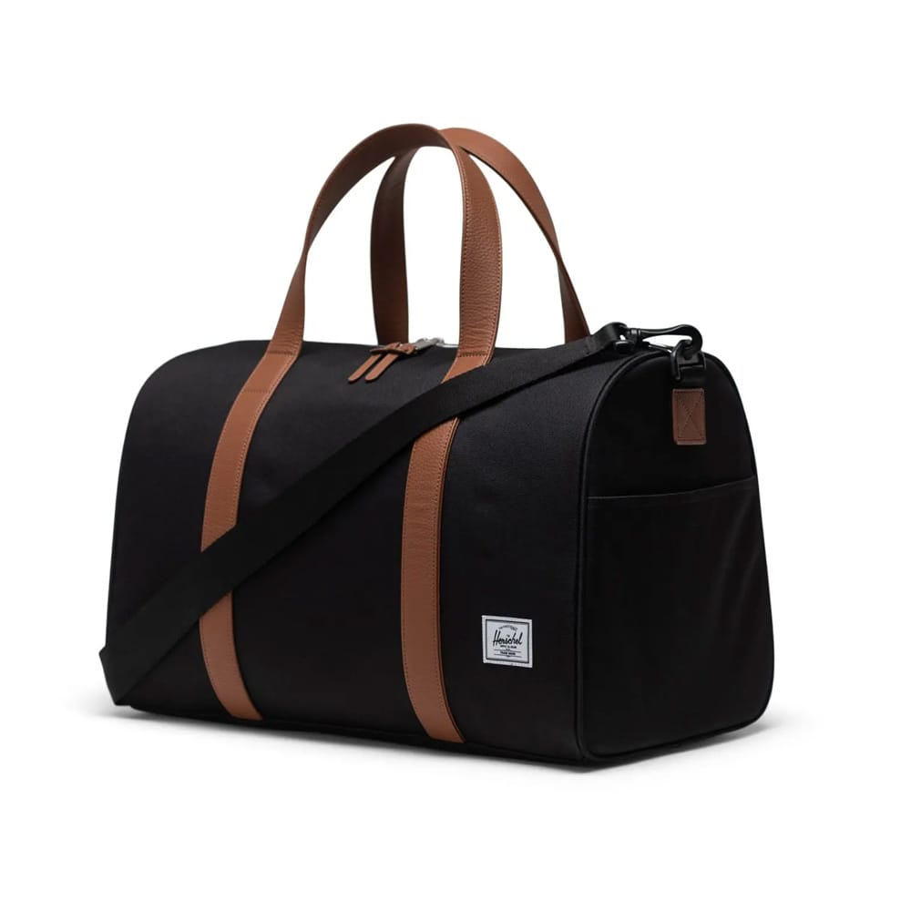 Herschel Novel Carry On Duffle taske 26,5 L (unisex) set skråt forfra
