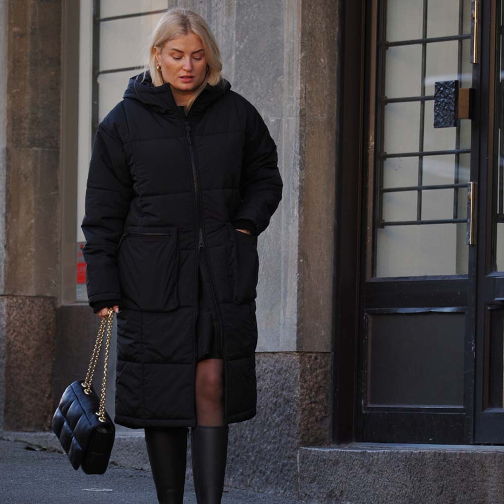 Bybillede af kvinde iført Tretorn Padded Coat.