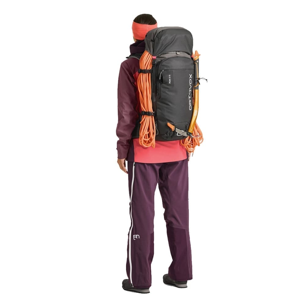 En model bærer klatreudstyr med Ortovox Peak 32L S vandrerygsæk (unisex)