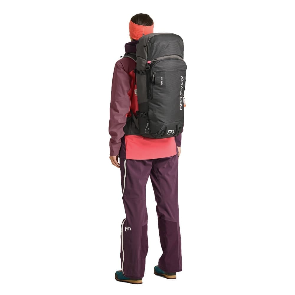 En model har Ortovox Peak 32L S vandrerygsæk (unisex) på