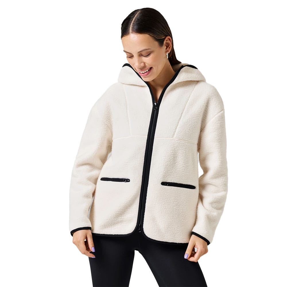 en model iført Casall Pile Jacket fleecejakke (dame)