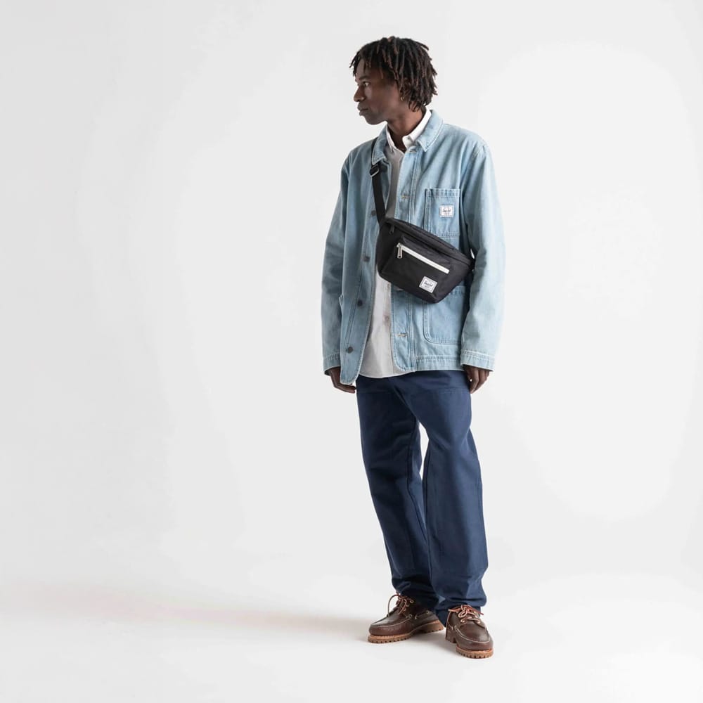 en mand med en Herschel Pop Quiz Hip Pack 3,5 L hoftetaske (unisex)
