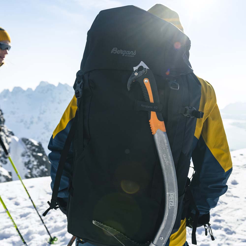 Bergans Rondane V6 40L rygsæk (herre) med en isøkse på