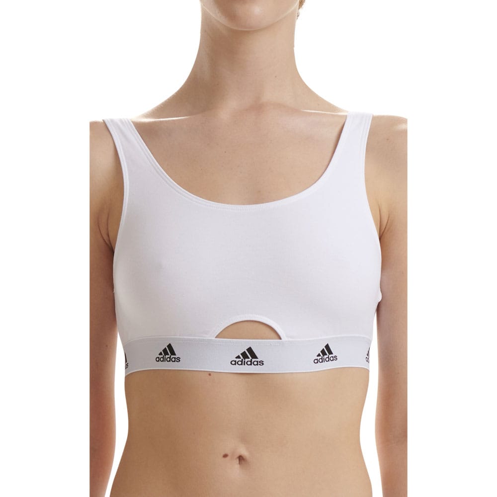 Kvinde iført Adidas Scoop Bralette BH i rosa