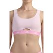 Kvinde iført Adidas Scoop Bralette BH i rosa