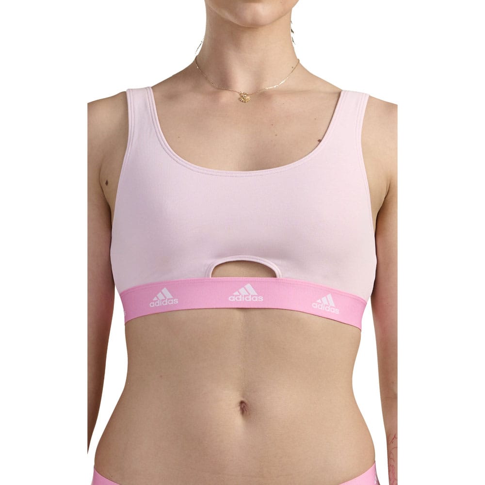 Kvinde iført Adidas Scoop Bralette BH i rosa