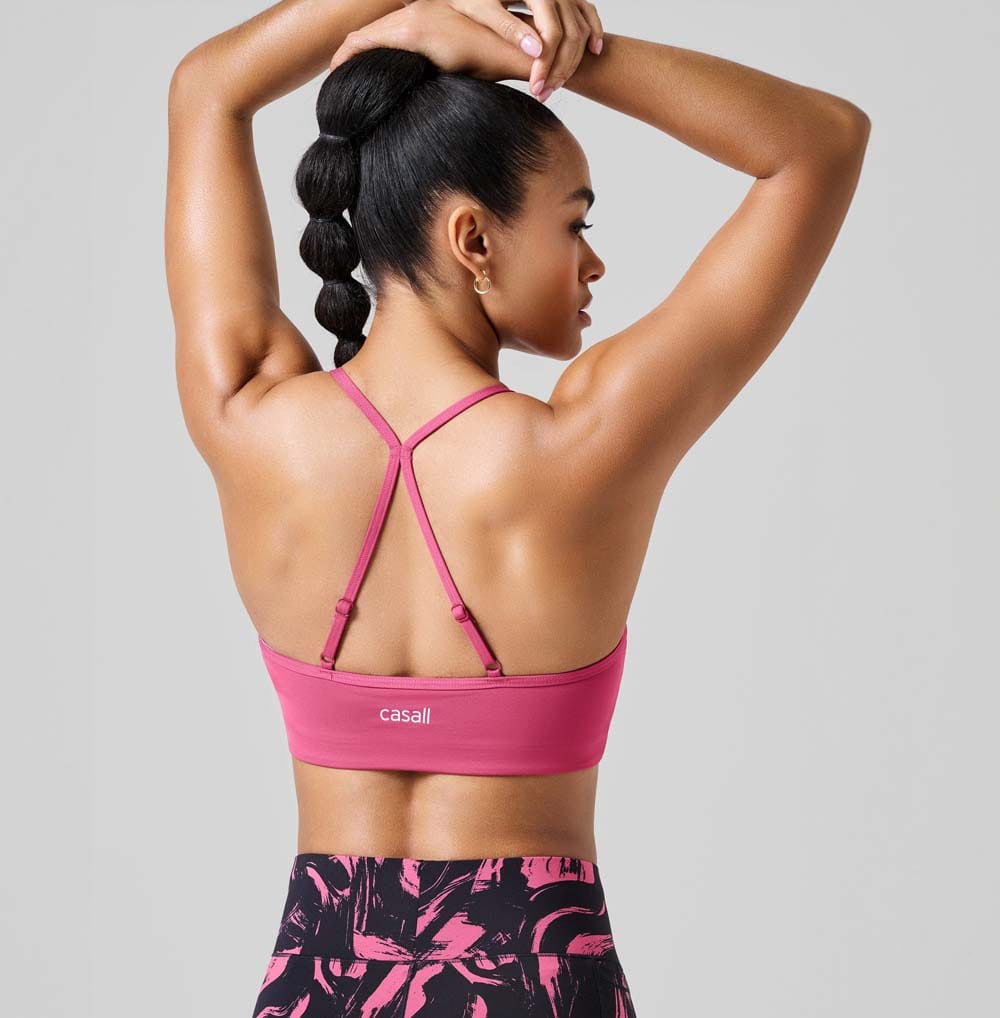 Bagside af Casall Sleek Strappy Sports Bra sports-bh (dame) på en model
