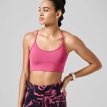En model viser forsiden af Casall Sleek Strappy Sports Bra sports-bh (dame)