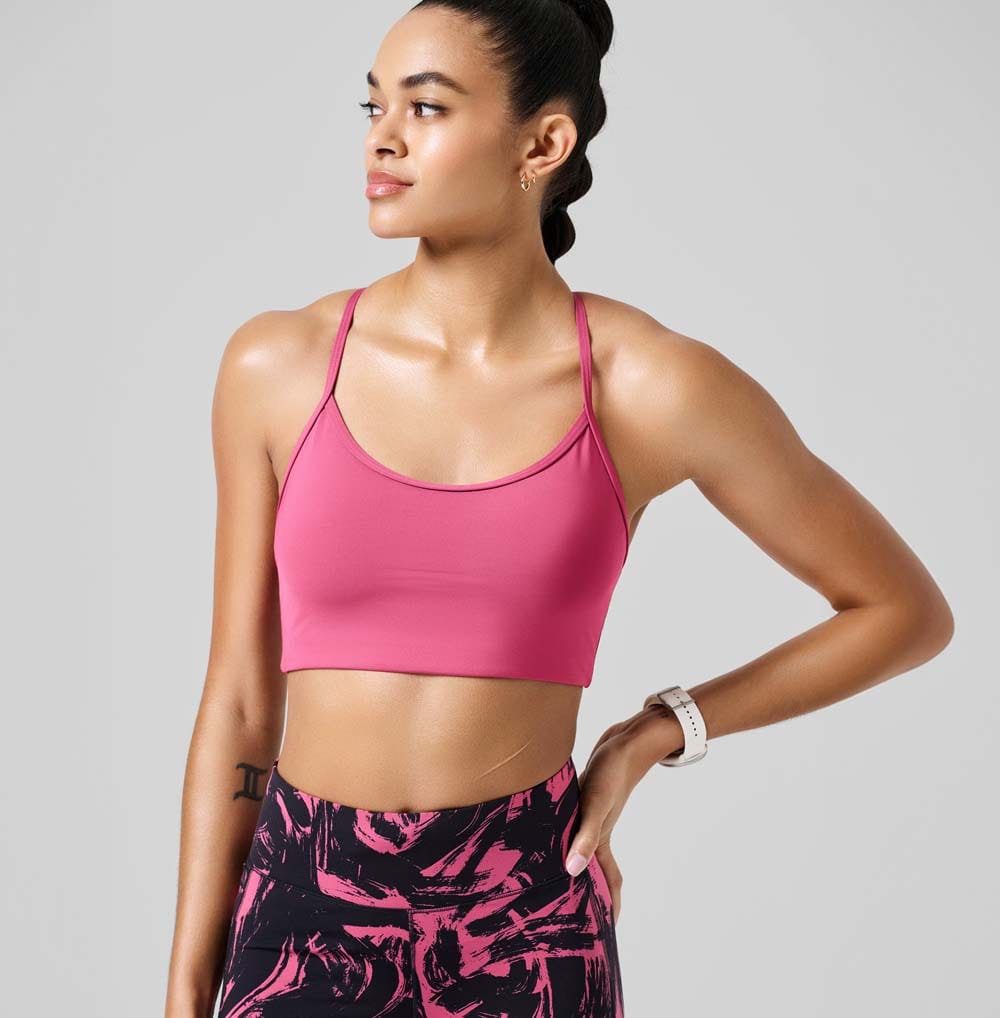 En model viser forsiden af Casall Sleek Strappy Sports Bra sports-bh (dame)