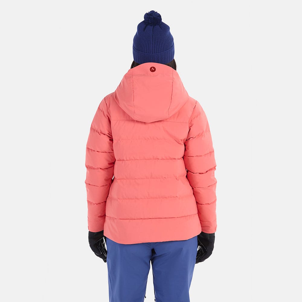 en model viser bagsiden af Marmot Wm‘s Slingshot skijakke (dame)