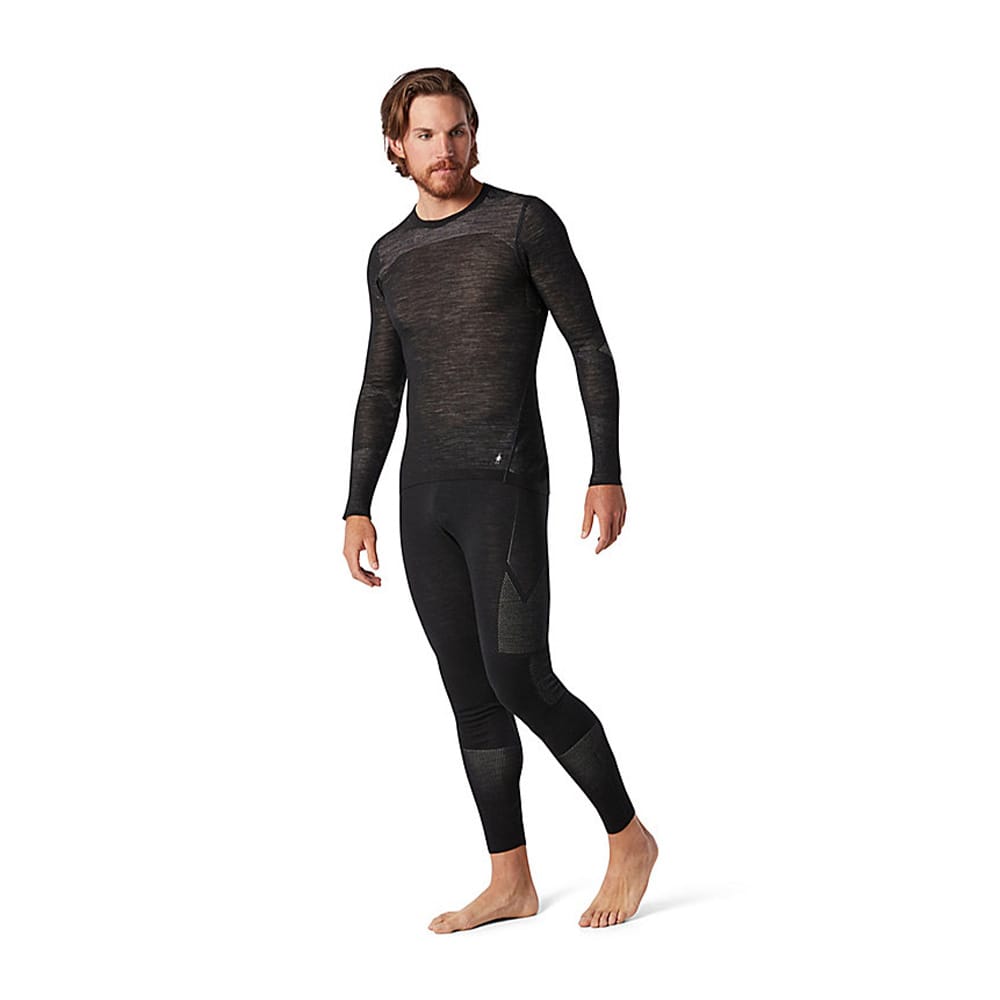 Mand iført uldundertøjet Intraknit Merino 200 Crew fra Smartwool.