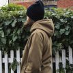Kvinde iført fleecejakke fra Tretorn Tech Fleece Hood.