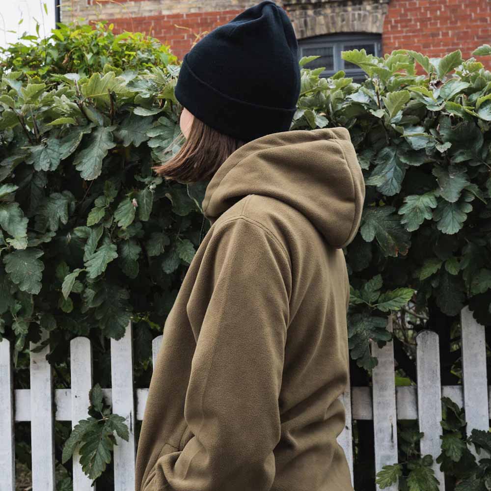 Kvinde iført fleecejakke fra Tretorn Tech Fleece Hood.