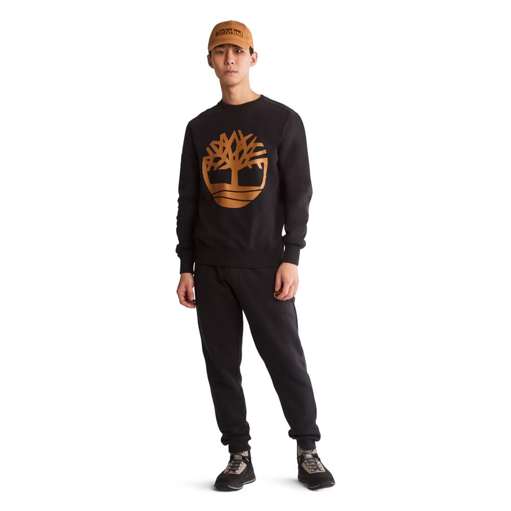Mand iført Timberland Tree Logo Sweatshirt.