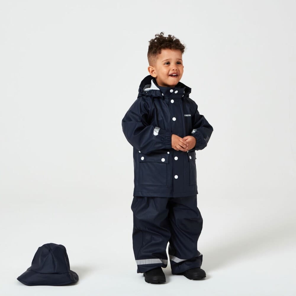 En dreng iført En klassisk og flot Kids Wings Raincoat regnjakke (børn)