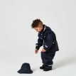 Et barn iført hele sættet med En klassisk og flot Kids Wings Raincoat regnjakke (børn)
