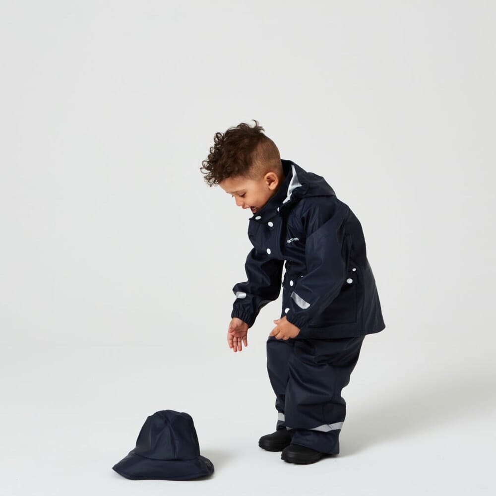 Et barn iført hele sættet med En klassisk og flot Kids Wings Raincoat regnjakke (børn)