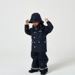 En børnemodel iført En klassisk og flot Kids Wings Raincoat regnjakke (børn)
