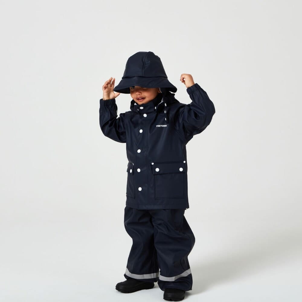 En børnemodel iført En klassisk og flot Kids Wings Raincoat regnjakke (børn)