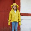 En klassisk og flot Kids Wings Raincoat regnjakke (børn) på en pige
