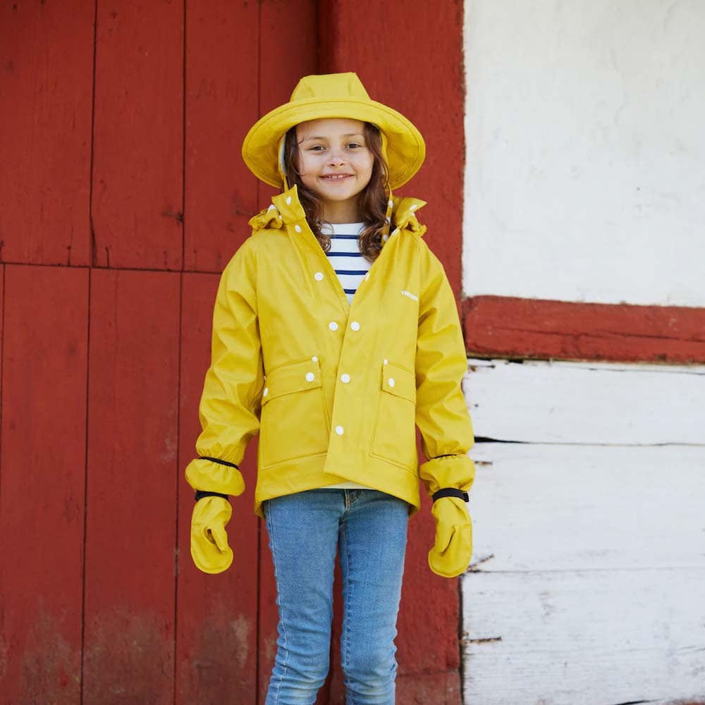 En klassisk og flot Kids Wings Raincoat regnjakke (børn) på en pige