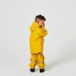Bagsiden af En klassisk og flot Kids Wings Raincoat regnjakke (børn) på en dreng