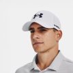 En model iført en hvid Under Armour UA Golf 96 Hat kasket (unisex)