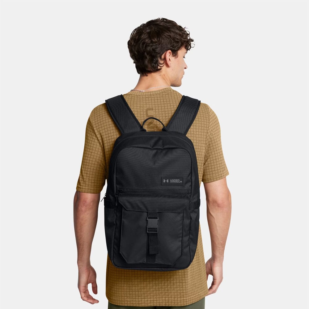 en mand bærer en Under Armour UA Triumph Campus BP hverdagsrygsæk (unisex)