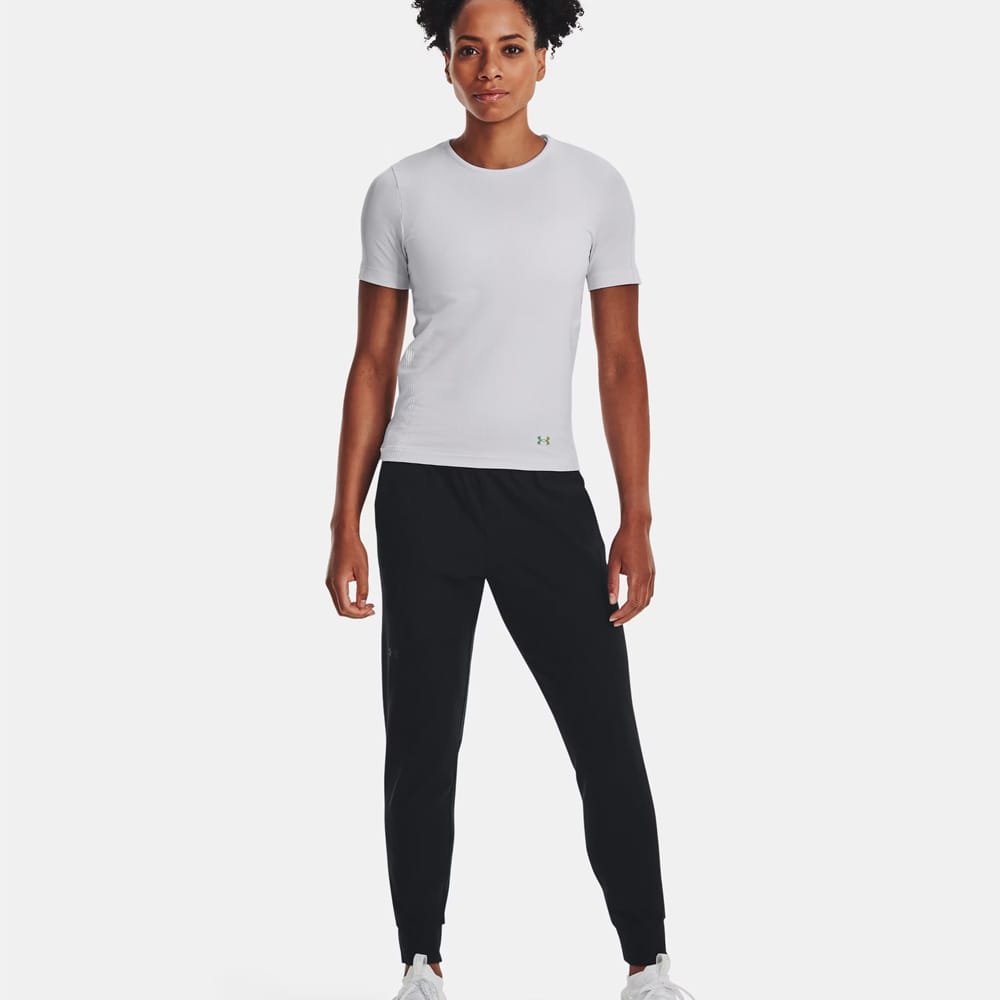 en model iført Under Armour UA Unstoppable Jogger træningsbukser (dame)