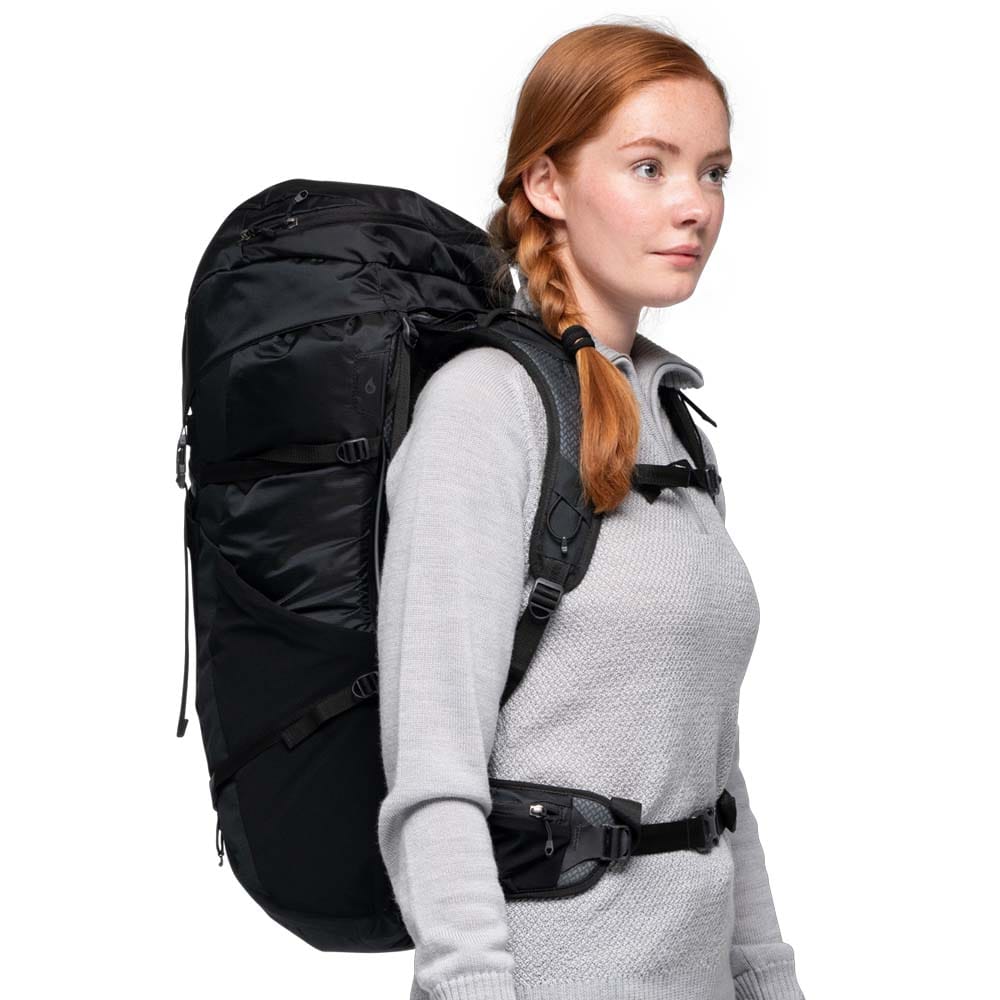 en model bærer Bergans Vengetind 42L rygsæk (dame)