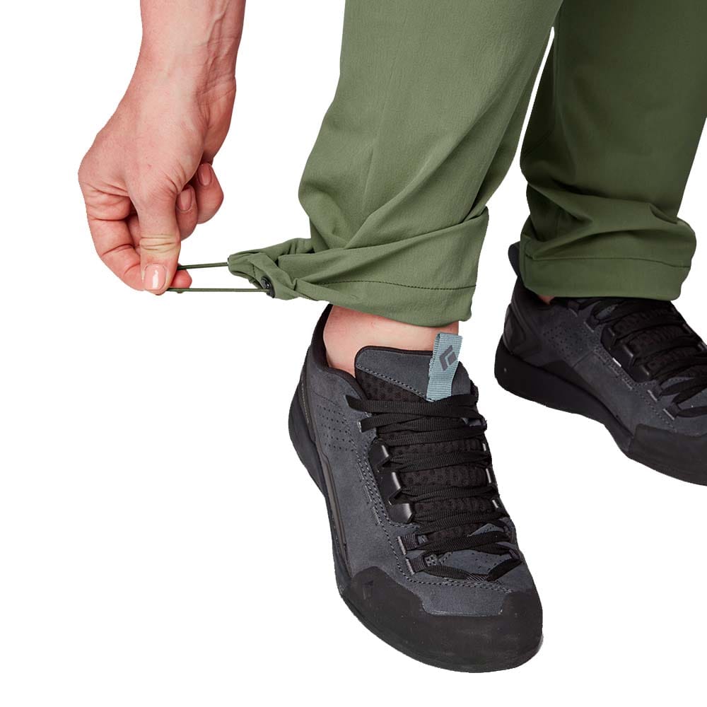 Nærbillede af damebukser fra Black Diamond Alpine Light Pants med snøre i taljen.