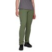 Kvinde iført Black Diamond Alpine Light Pants i farven tundra.