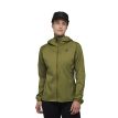 Kvinde iført skaljakke fra Black Diamond Alpine Start Hoody