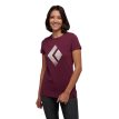 Kvinde iført Black Diamond Chalked Up Tee T-shirt i farven blackberry