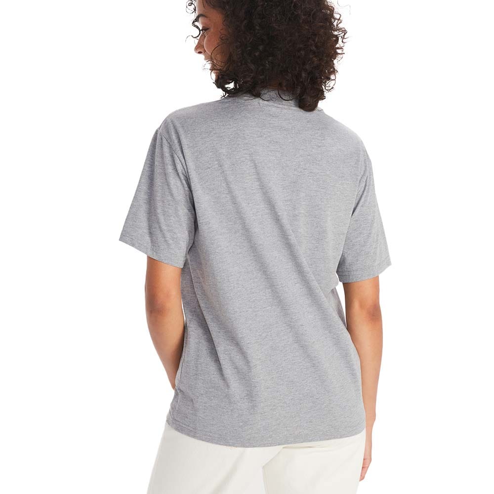 Kvinde iført Marmot Women's Coastal Tee T-shirt grå