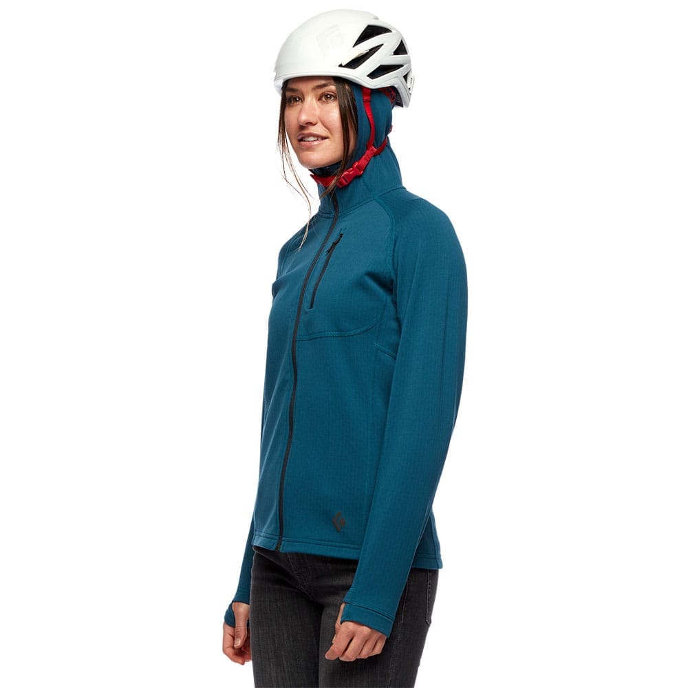 Kvinde iført Coefficient Fleece Hoody og hjelm.