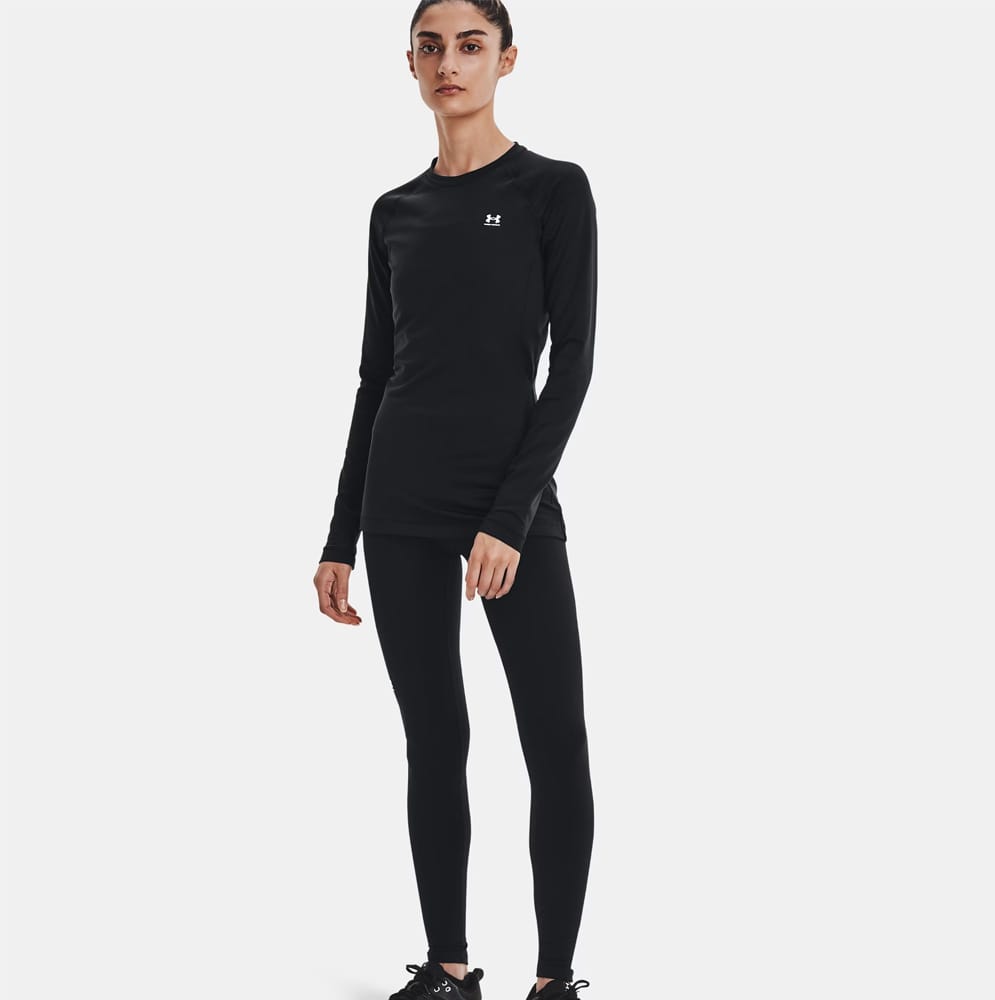 en model bærer Under Armour UA Coldgear Authentics Crew træningstrøje (dame)