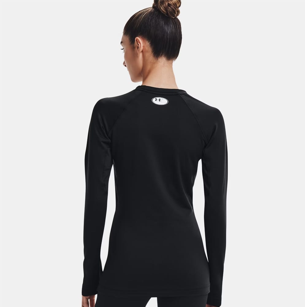 en model bærer Under Armour UA Coldgear Authentics Crew træningstrøje (dame) - viser bagsiden
